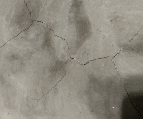 工程出現(xiàn)裂縫等質(zhì)量問題，是由哪些因素引起的？